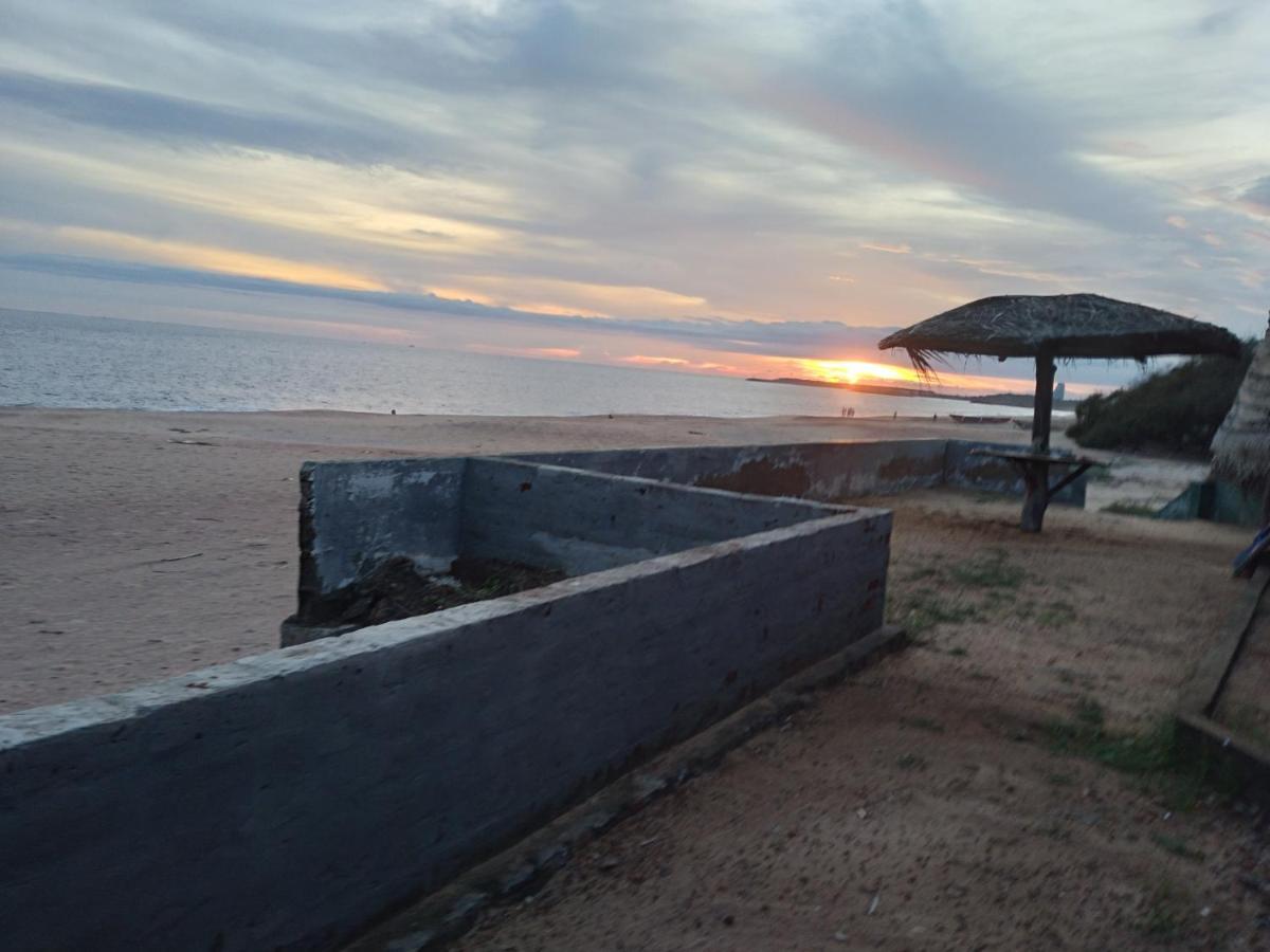 Happy Beach Guest House Hambantota Esterno foto