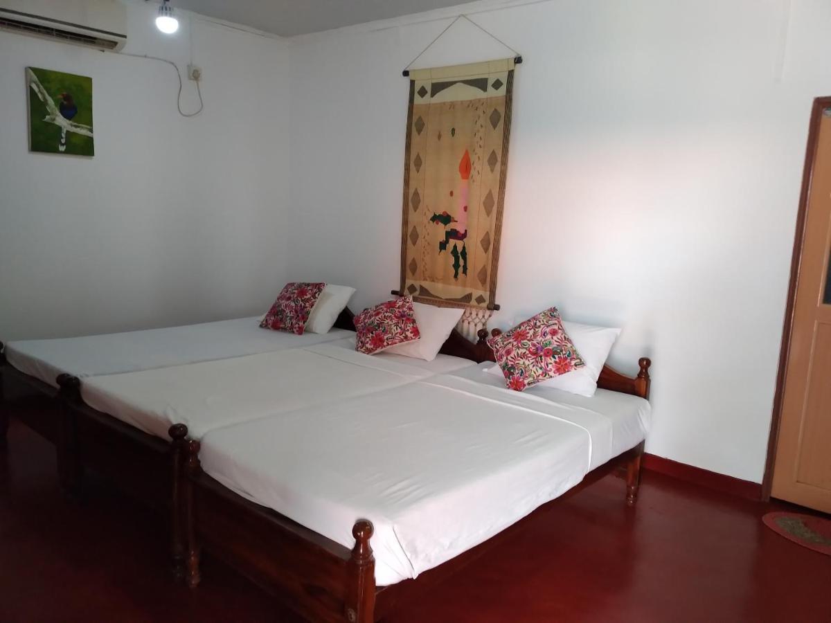 Happy Beach Guest House Hambantota Esterno foto