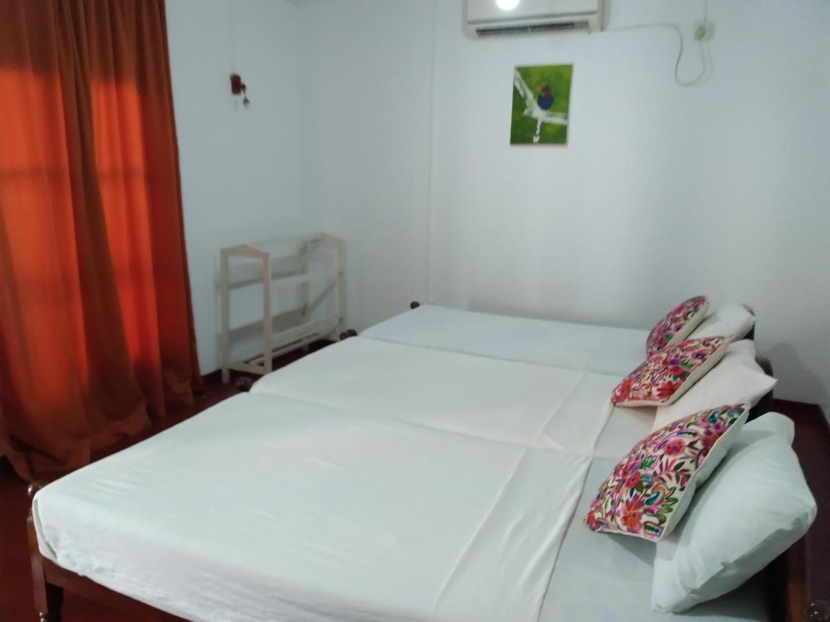 Happy Beach Guest House Hambantota Esterno foto