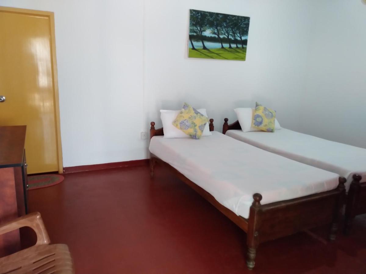 Happy Beach Guest House Hambantota Esterno foto