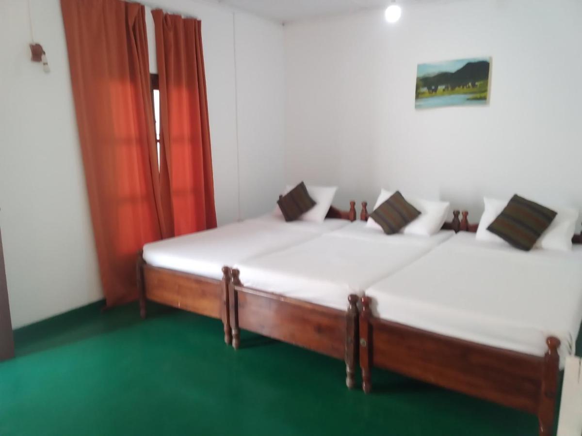 Happy Beach Guest House Hambantota Esterno foto