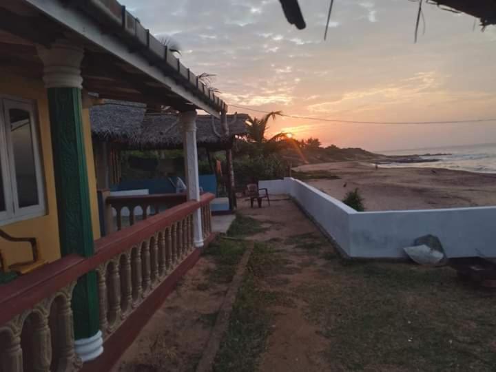 Happy Beach Guest House Hambantota Esterno foto